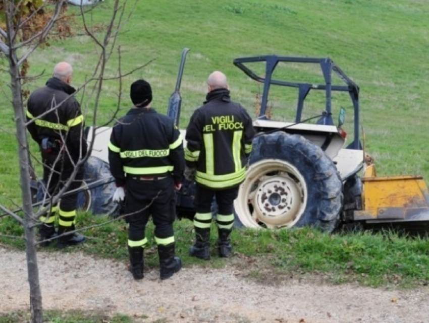Гастарбайтера из Румынии бросили умирать на обочине дороги под трактором в Италии