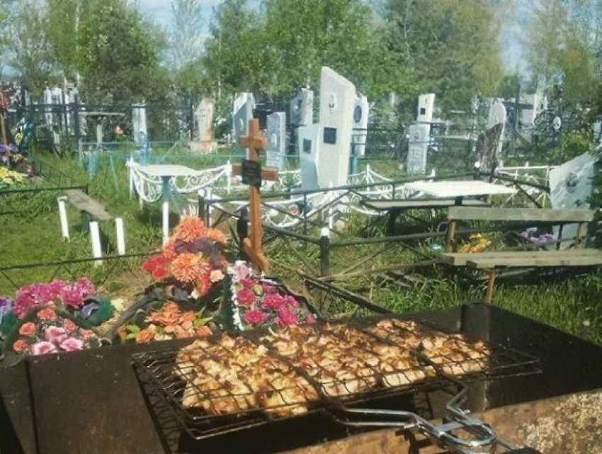 Праздник на кладбище: поминки перетекли в поедание шашлыка