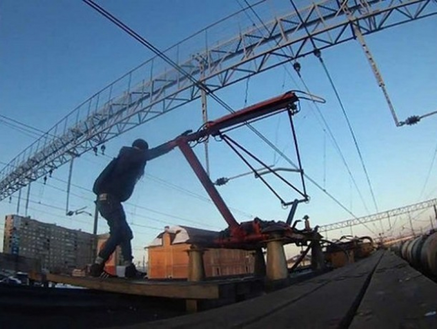 Ударом тока в 25 тысяч вольт завершилось селфи на крыше поезда для молодого одессита