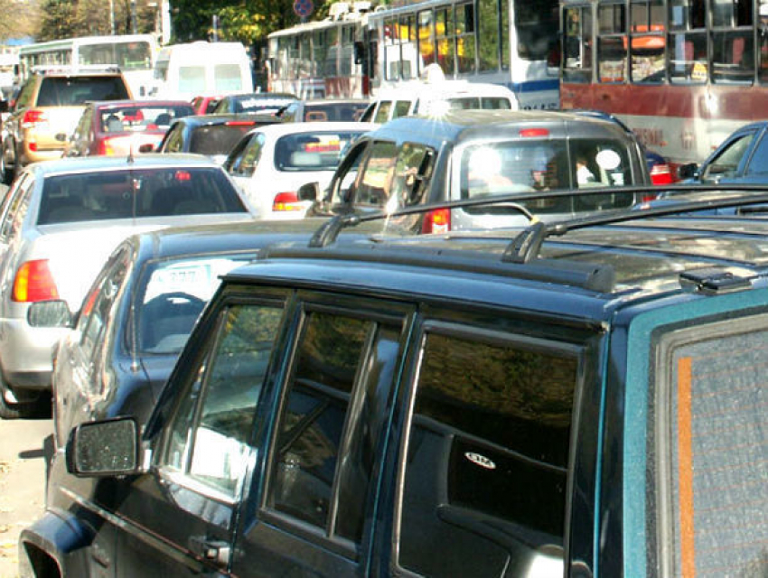 Гигантские пробки на дорогах парализовали движение в Кишиневе