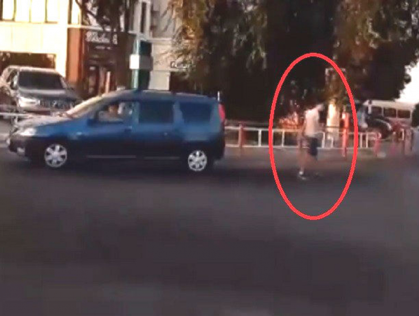 Избиение отверткой водителем своего обидчика на улице Кишинева попало на видео