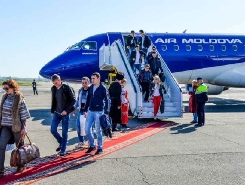 "На экипаж напала диарея": кишиневец возмутился многочасовыми задержками самолетов AirMoldova
