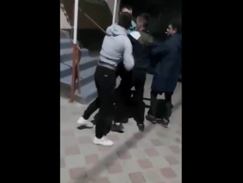 18+ Подростки избили свежеиспеченного сотрудника полиции в Каларашском районе