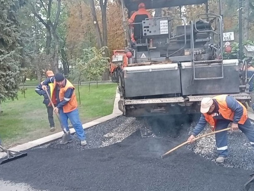 Наконец в центральном парке Кишинева появился новый асфальт