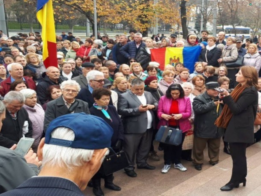 С румынскими флагами наперевес: у парламента продолжается протест в поддержку правительства