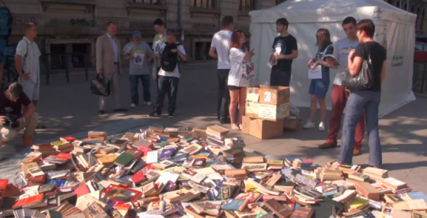 Во время акции протеста унионисты свалили книги по истории Румынии на асфальт 