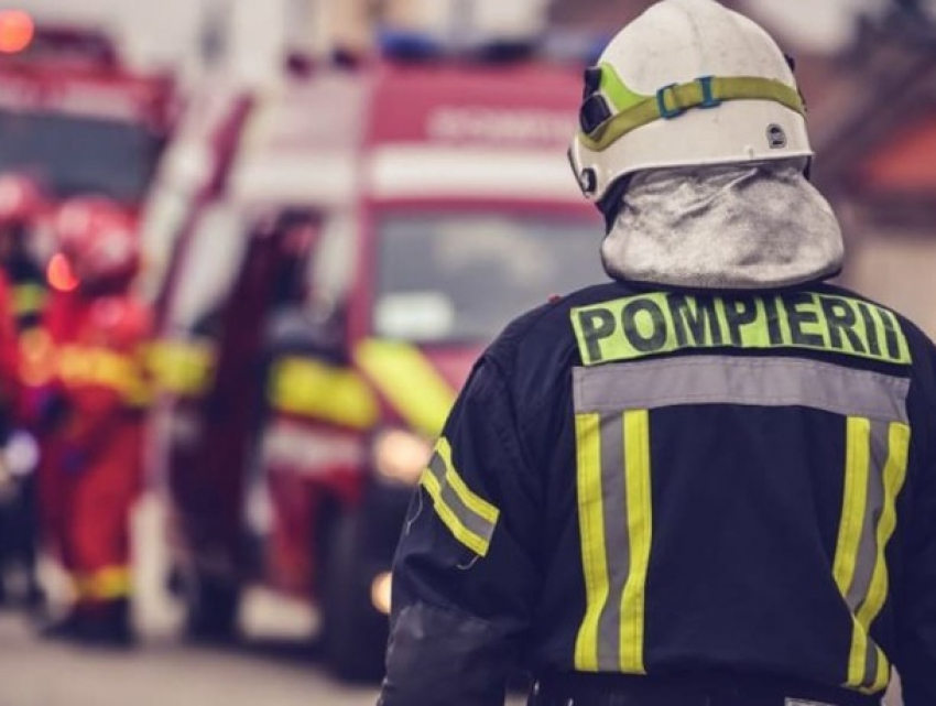 Пожар в Вадул-луй-Водэ: спасатели вынесли из дома прикованную к постели женщину