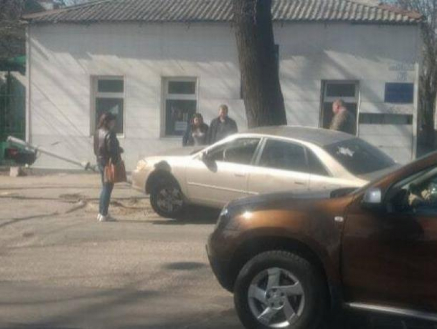 Автомобиль повалил светофор на пересечении улиц Тигина и Букурешть