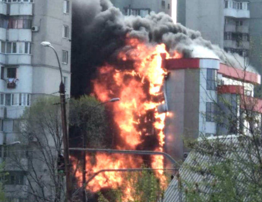 Взрыв и огненный ад: в Кишиневе частично сгорел торговый центр
