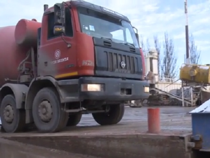 В Кишиневе водитель разлил жидкий бетон по улице