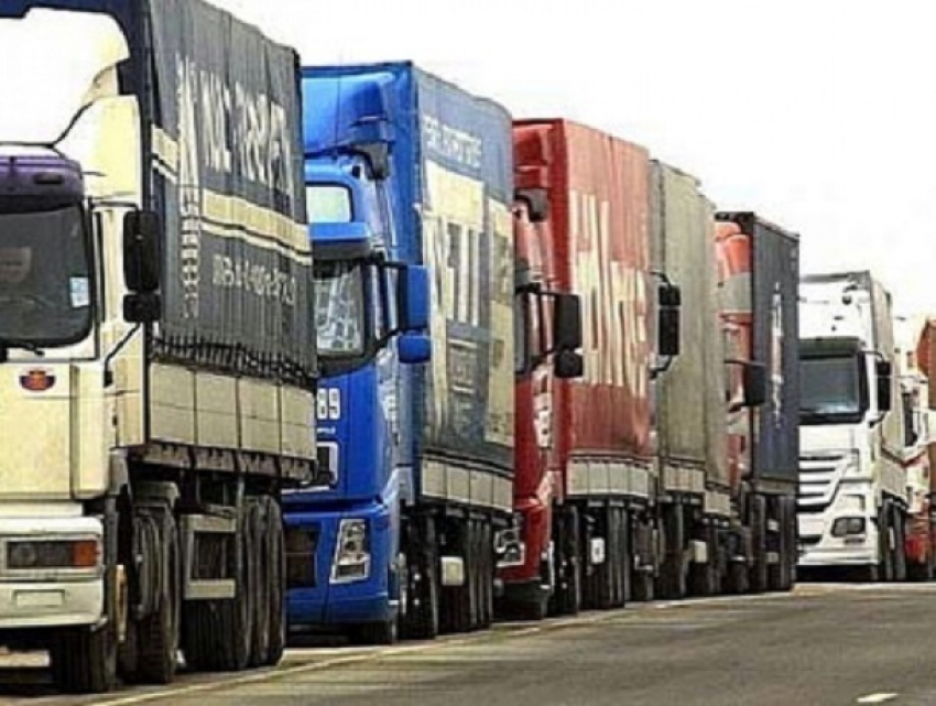 Водителей грузовиков из Молдовы румыны заставили мучиться в очереди на морозе