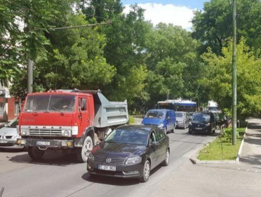 В Кишинёве пассажиры закрыли пьяного водителя автомобиля в салоне троллейбуса, дожидаясь полиции