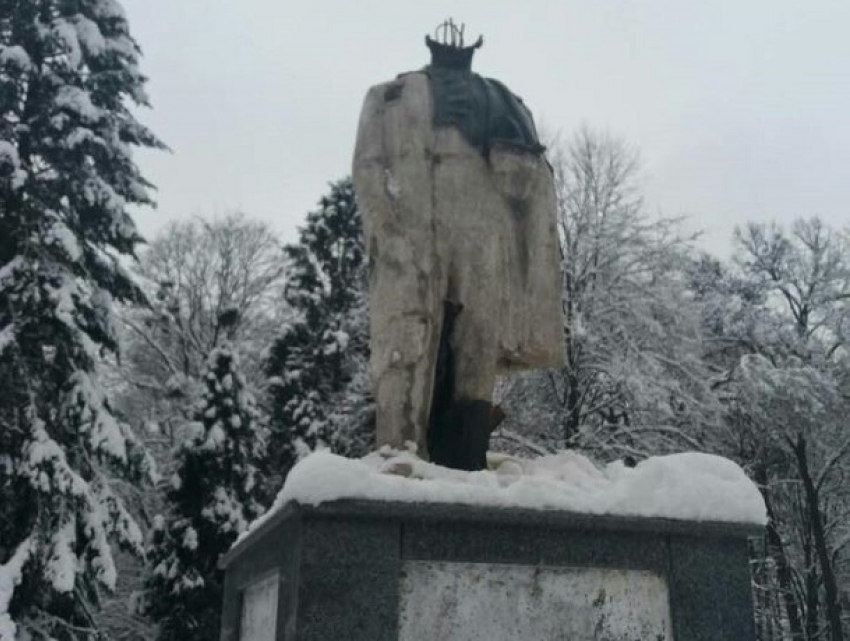 Самого известного украинского поэта обезглавили во Львовской области