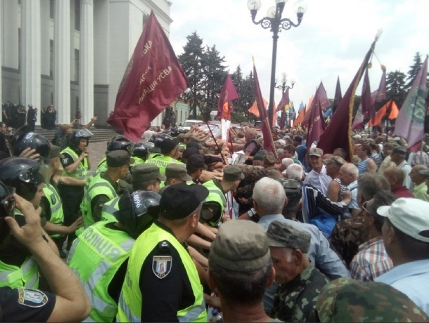 Массовые столкновения возмущенных шахтеров с полицией произошли в Киеве: есть пострадавшие