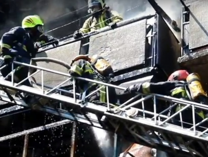 Бушующий пожар на трех этажах жилого дома в Кишиневе сняли на видео