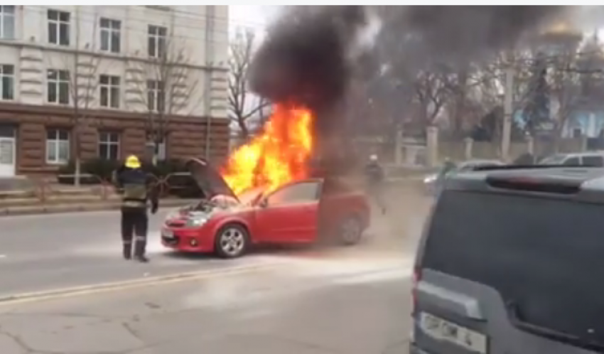 В Кишиневе во время движения загорелся автомобиль 