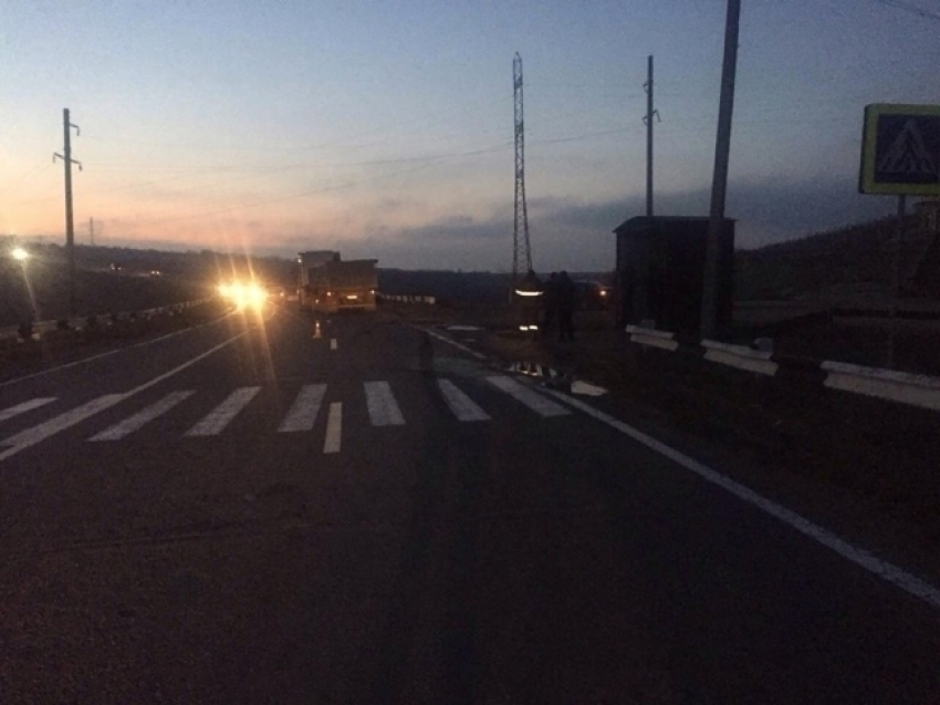 В Вадул-луй-Водэ мужчина бросился под колеса грузовика 