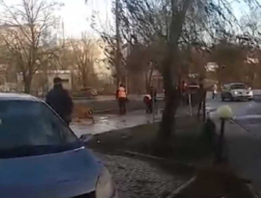 В Кишиневе дорожники завалили ямы с водой горячим асфальтом