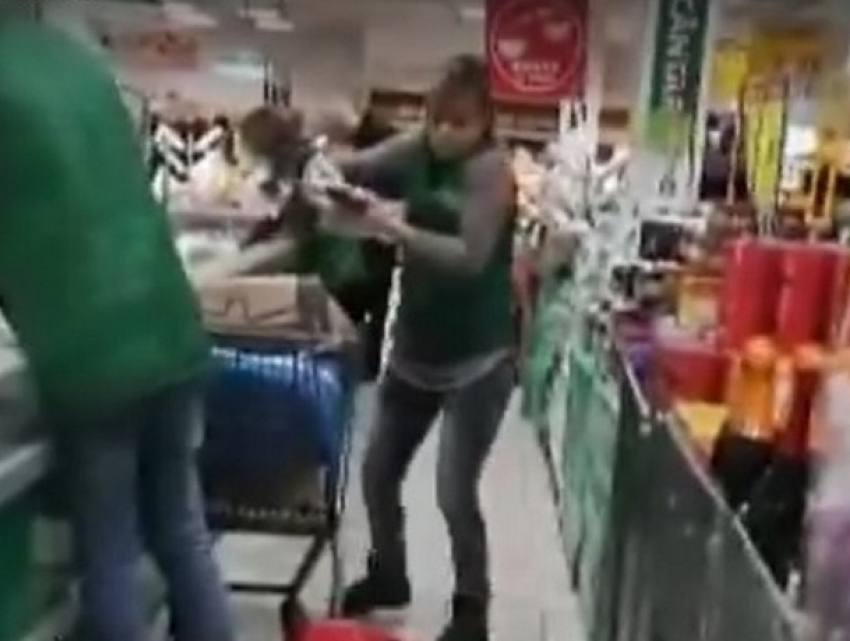 «Свинское» обращение с рыбой в супермаркете снял на видео возмущенный кишиневец