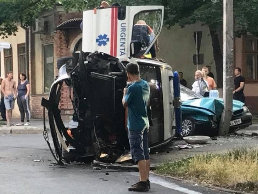 Машина скорой помощи перевернулась в центре Кишинева: три человека пострадали