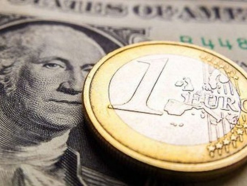 Евро дешевеет, а доллар продолжает расти в цене