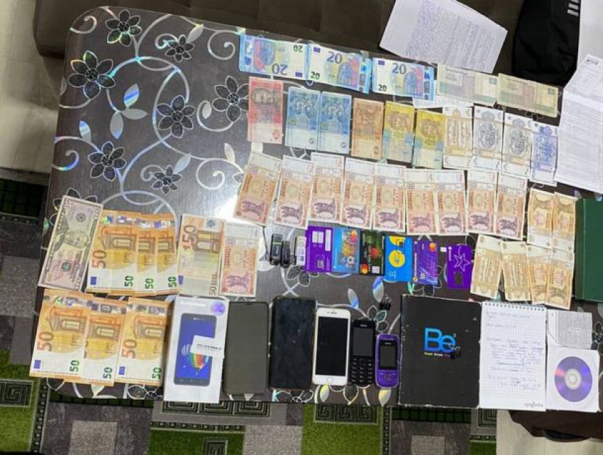 В Молдове задержали банду мошенников, обчищавших банковские карты граждан 