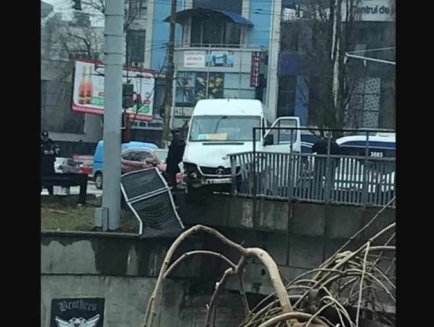 Фотофакт: маршрутка едва не упала с моста в Кишиневе