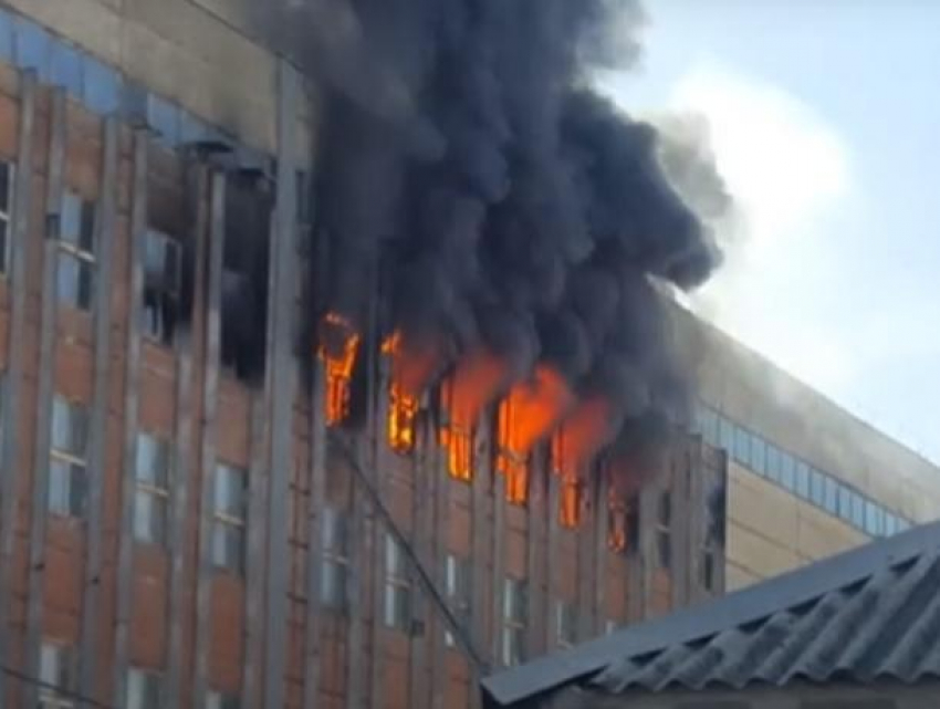 Сильнейший пожар в Тирасполе - полыхает фабрика трикотажных изделий