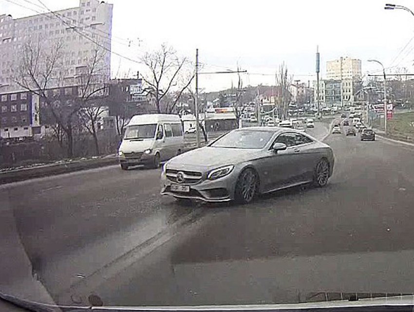 Смертельно опасная езда владельца роскошного Mercedes в столице попала на видео 
