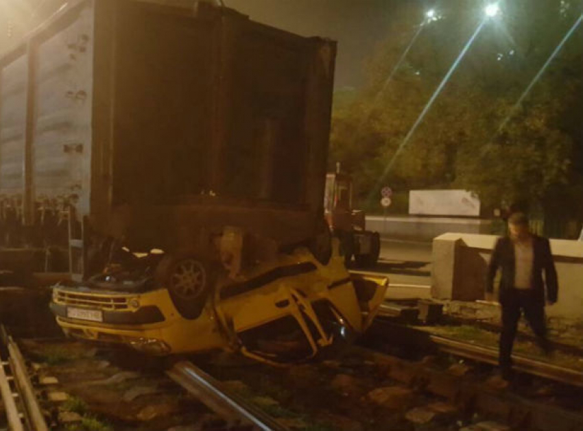 Водитель автомобиля, раздавленного поездом в Одессе, успел чудом спастись