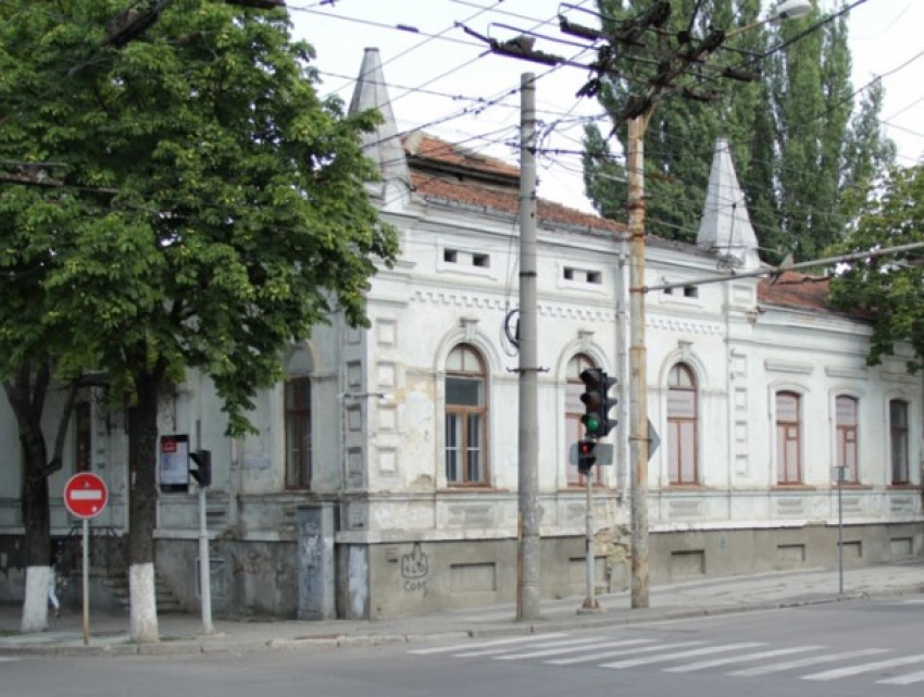 Историческое здание в центре Кишинева законсервируют, чтобы его не смыло дождями