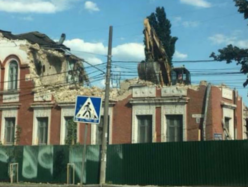 Уничтожение красивого здания в центре Кишинева для очередной новостройки сняли на видео