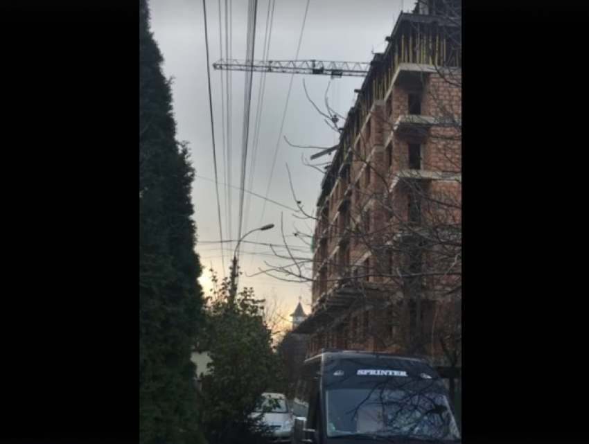 "Люди - помеха, а фанера денег стоит» - в Кишиневе продолжают незаконно строить многоэтажку