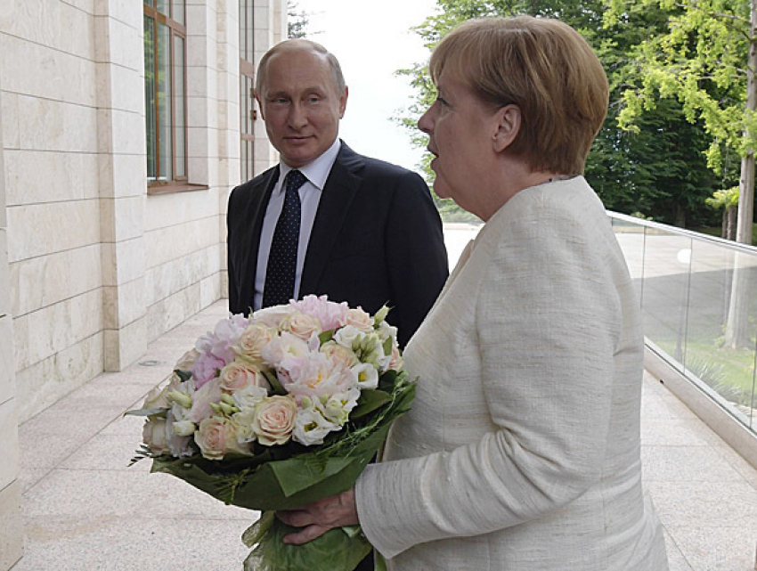 «Скрытый смысл»: немцы посчитали оскорблением Меркель букет роз от Путина