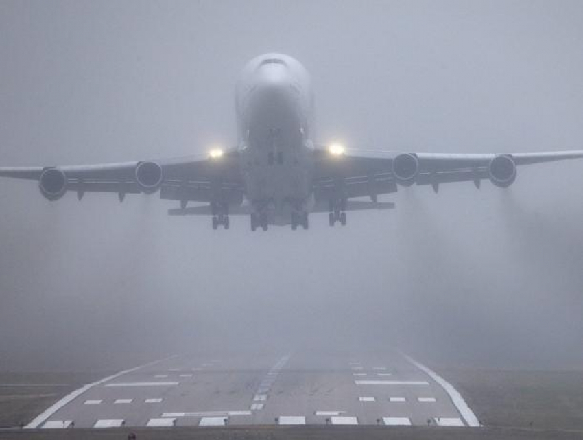 Густой туман препятствует работе Кишиневского международного аэропорта