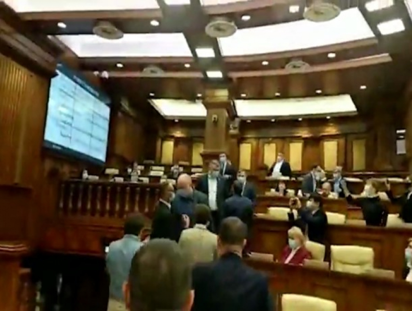 Депутаты-националисты намайданили в парламенте на 60 тысяч леев