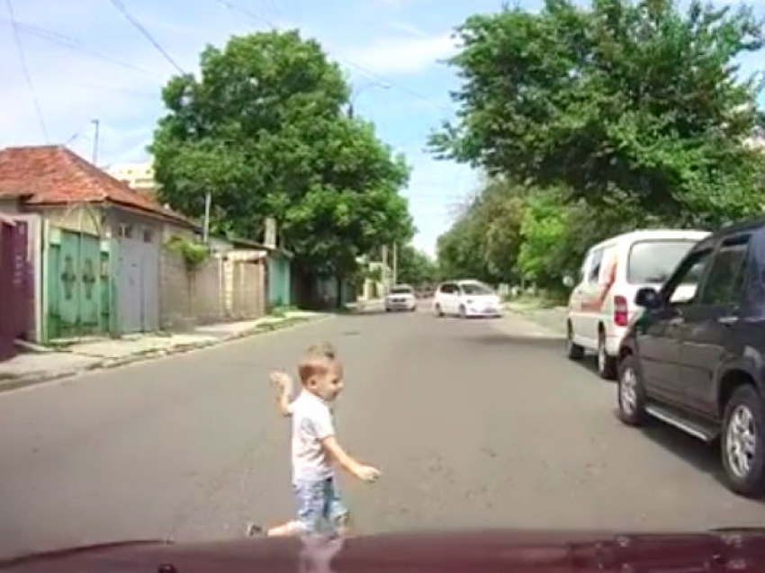 Ребенок внезапно выскочил под колеса автомобиля на Буюканах: шокирующее видео