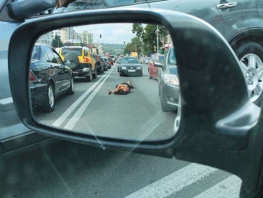 Пьяный мужчина лег на дорогу посреди скопления автомобилей