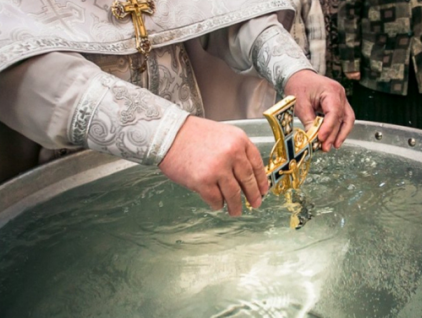 В храмы столицы будет доставлено 70 тонн воды на Крещение