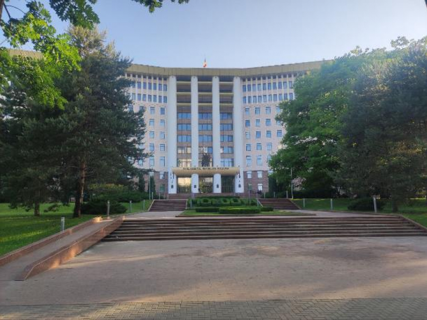 Депутатов в Молдове могут лишать слова за выступления не на румынском языке