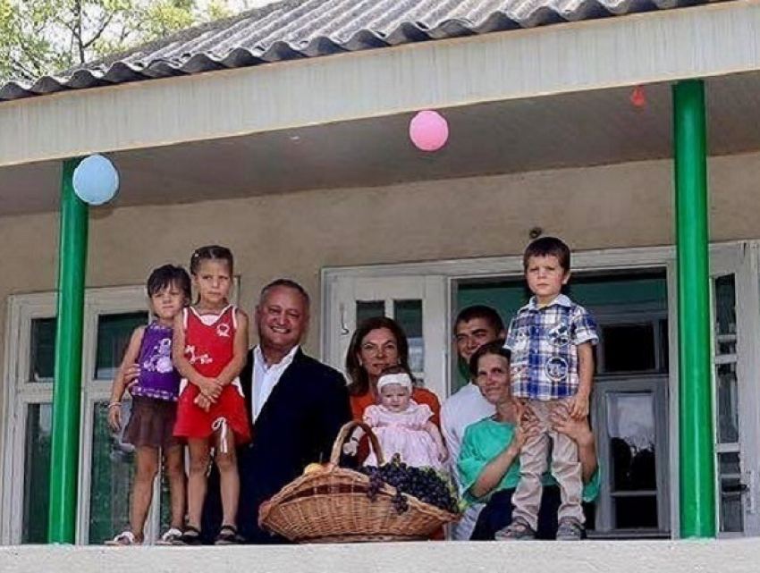 Президент Молдовы с супругой подарили дом многодетной семье в селе Мэркулешть