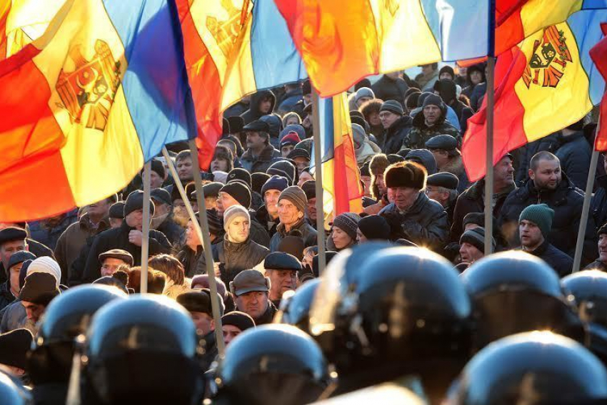 LIVE! У здания парламента продолжается протест