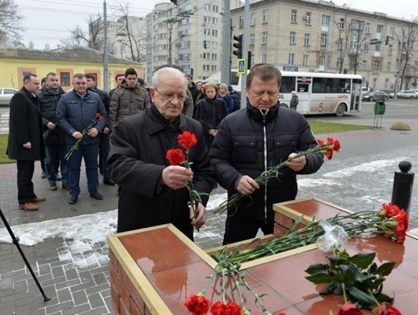 Кишиневцы у посольства  России почтили память погибших в авиакатастрофе 