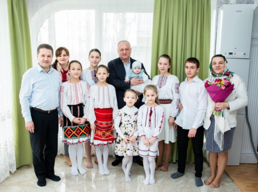 Экс-президент Молдовы Игорь Додон поздравил с 8 марта семью с 7 девочками