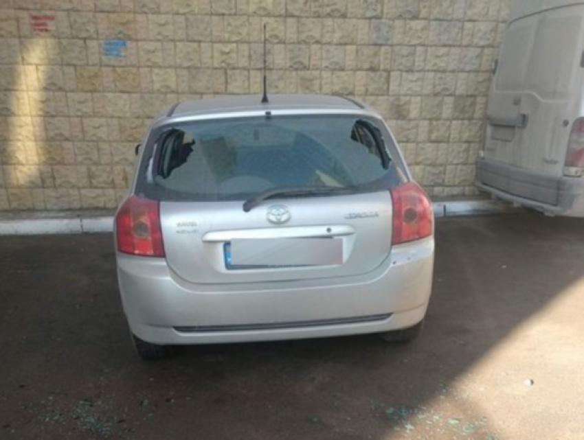 Убийственное наплевательство в Кишиневе: упавший сверху строительный мусор повредил автомобиль