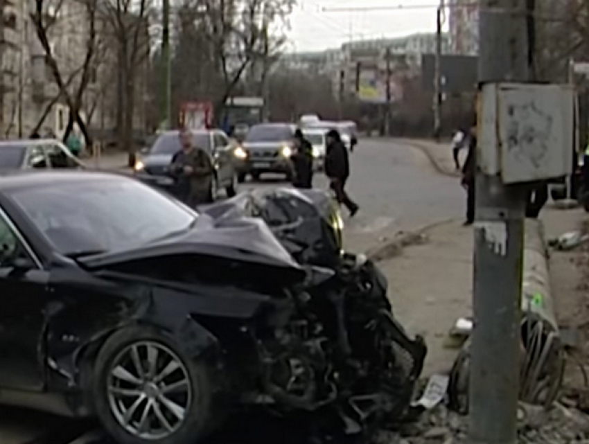 Водитель иномарки, сбившей столб на Телецентре, сбежал с места аварии
