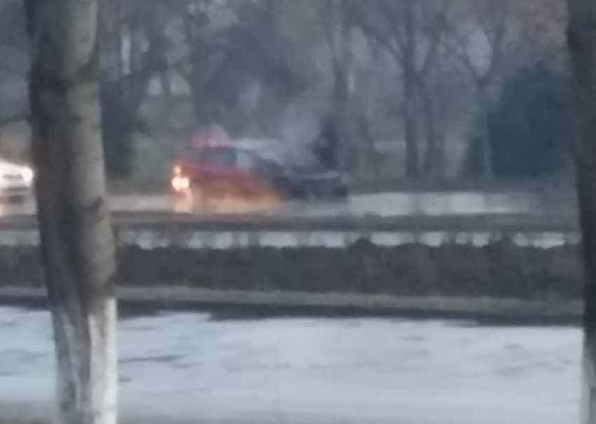 В Кишиневе посреди улицы загорелся автомобиль