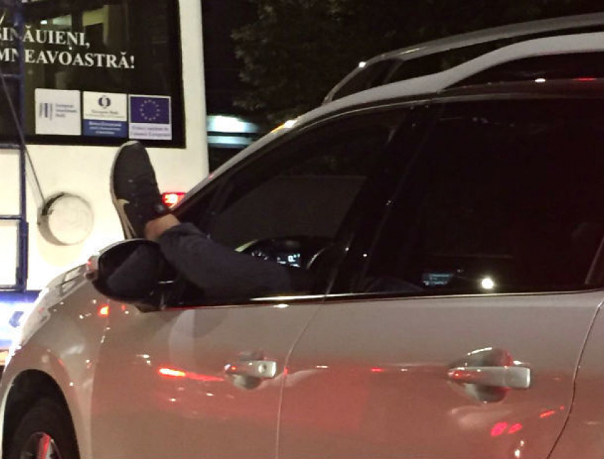 Опасные чудеса управления автомобилем в центре Кишинева показал водитель с высунутой в окно ногой