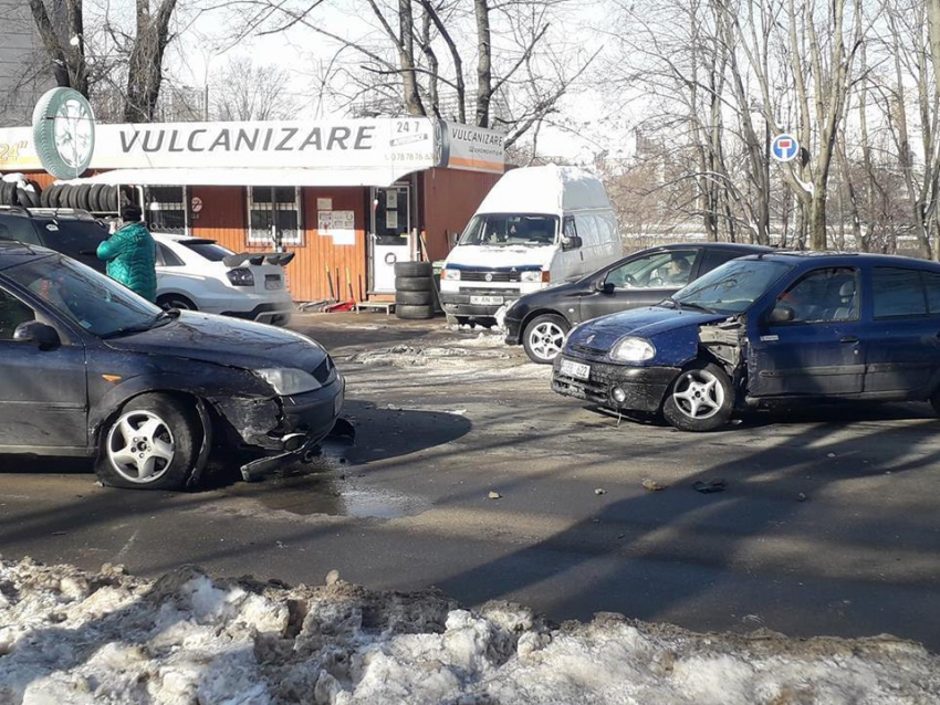 Четыре автомобиля попали в нелепое ДТП в Кишиневе