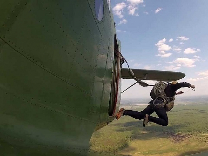 Военнослужащий чудом выжил после прыжка с парашютом в Приднестровье